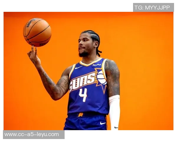 布克第三节状态火热10投6中狂砍16分4篮板4助攻连得12分助力球队反击